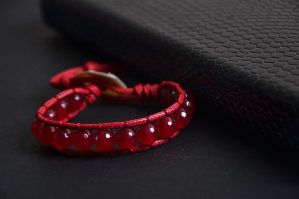 دستبند جیدیت قرمز به همراه چرم مصنوعی
