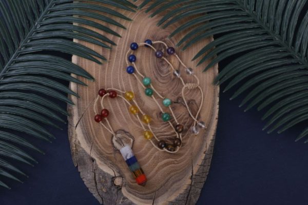 گردنبند تخصصی هفت‌ چاکرا مکرومه بافی شده به همراه مدال هفت چاکرا