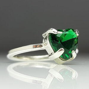 انگشتر نقره ظریف زنانه به همراه سنگ زمرد سنتتیک قلبی (A.11003)