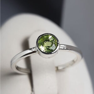 انگشتر نقره دستساز زنانه به همراه زبرجد اصل