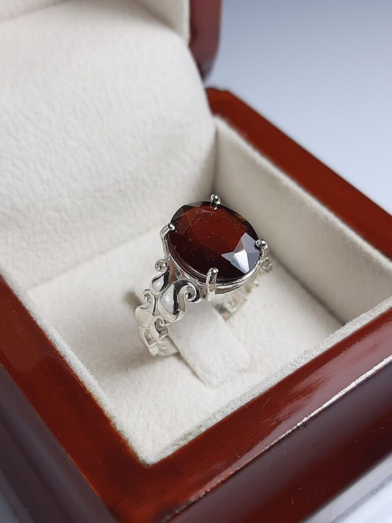 انگشتر نقره به همراه نگین گارنت اصل و معدنی (A.1190)