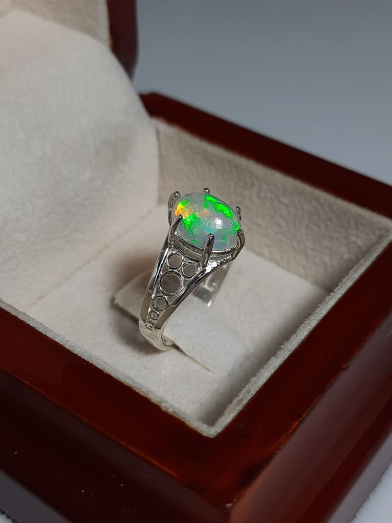 انگشتر اوپال اتیوپی اصل به همراه درخشش خیره کننده (A.1195)