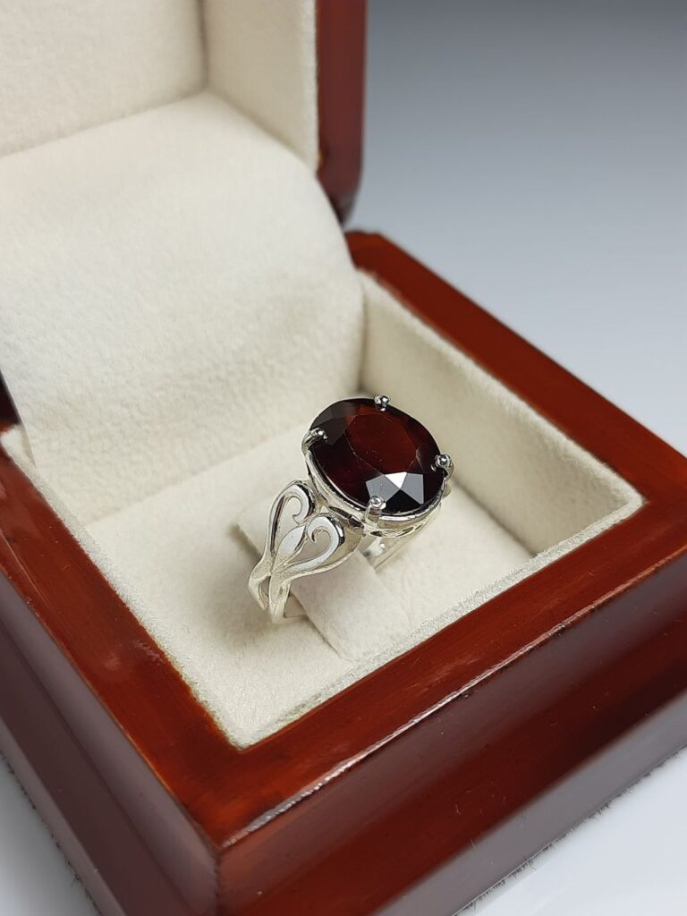 انگشتر نقره به همراه نگین گارنت اصل و معدنی (A.1196)