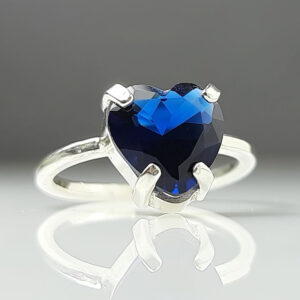 انگشتر نقره ظریف زنانه به همراه سنگ یاقوت کبود سنتتیک قلبی (A.1105)